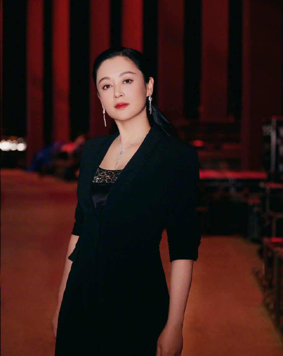 精修图下的陈红太年轻了,脸型轮廓超清晰,穿一身黑西装飒气十足