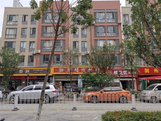 昆明6岁男童死在奥迪车后备箱，物业称疑“自行钻入”，监控大多是坏的？