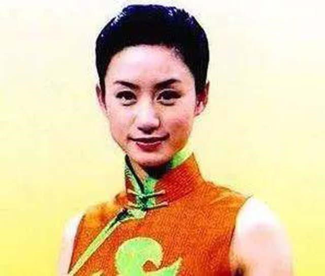 著名央视主持人，因推错门而坠楼身亡，却只获赔了38万