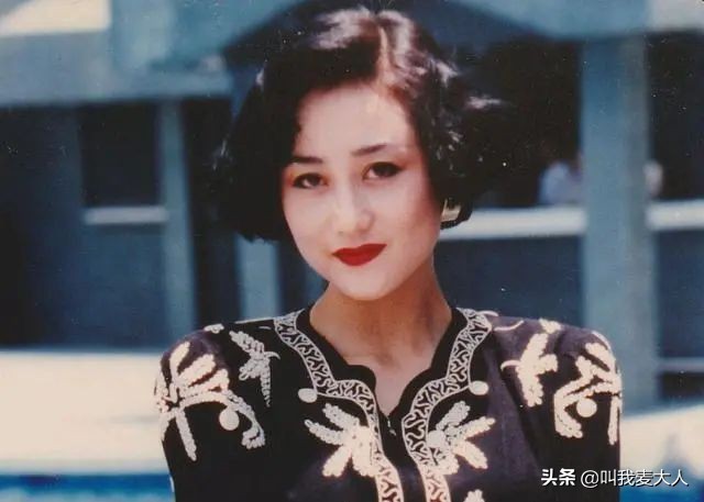 李连杰前妻黄秋燕,在怀二胎时被离婚,她近况过得如何?
