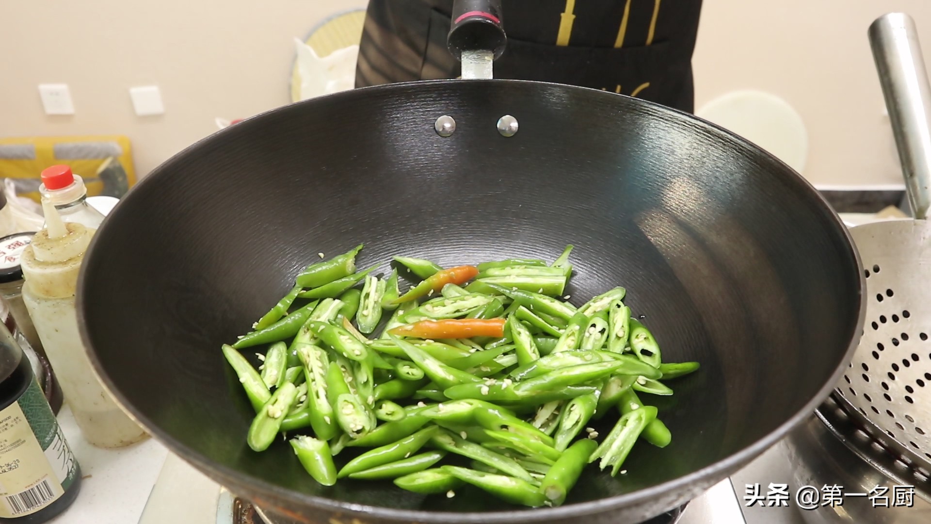 肉炒辣椒的做法（10步教你做出饭店级别的肉炒辣椒）