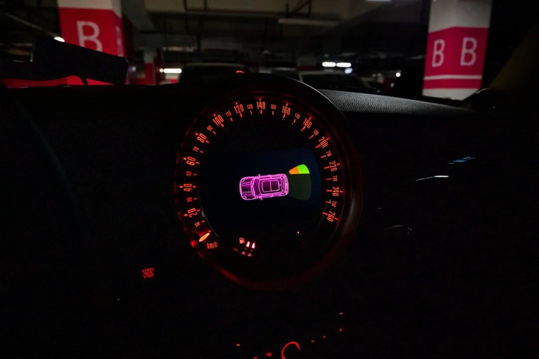 MINI COOPER Excitement：代步车不敷衍，操控、外形讲品味