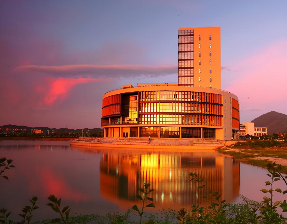 海南学子迎来好消息，一所高校力争更名，“十四五”升级大学