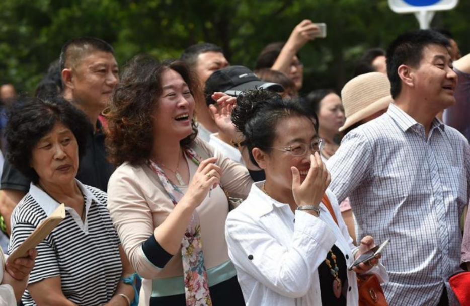 高考当天，家长有必要“全程陪考”吗，这位家长的做法值得学习