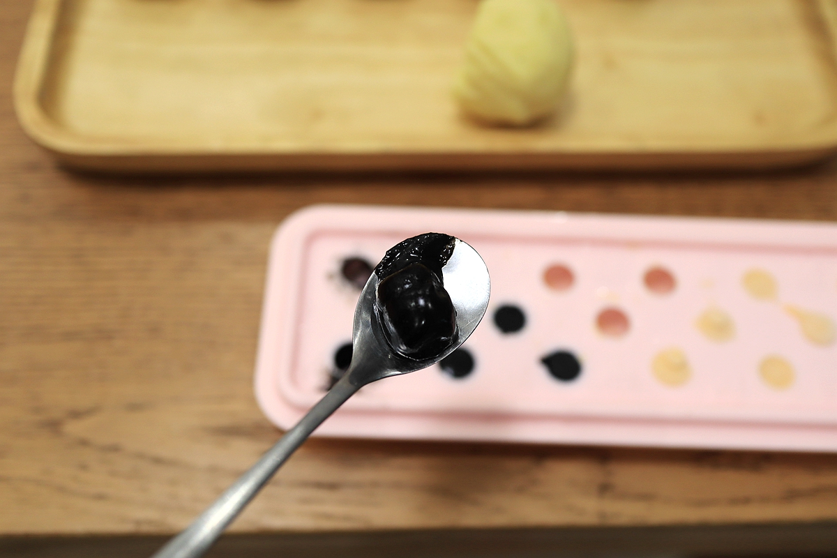 黑芝麻酱绿豆沙月饼还真好吃，说啥也得试一试，歪打正着的美味