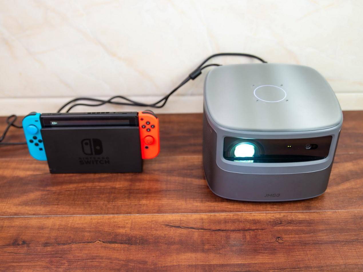 100英寸大屏幕的游戏和观影感受，坚果J10投影仪带你来体验