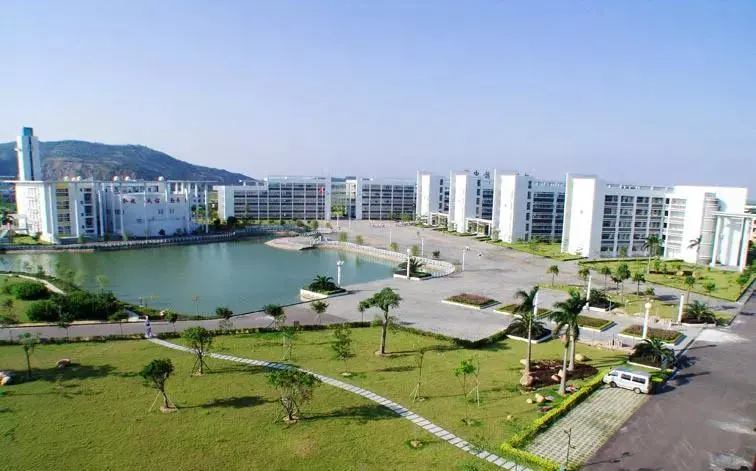 这所金湾第一高中，位处两区交界，今年高优率直逼斗一