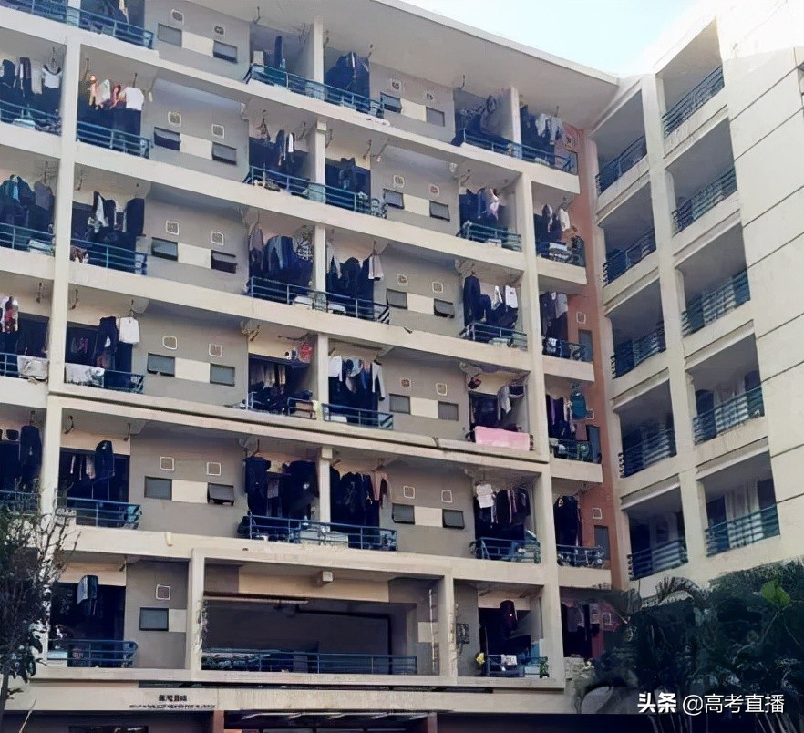 又出事了！一高校因混宿男女生互怼！（有图有真相）