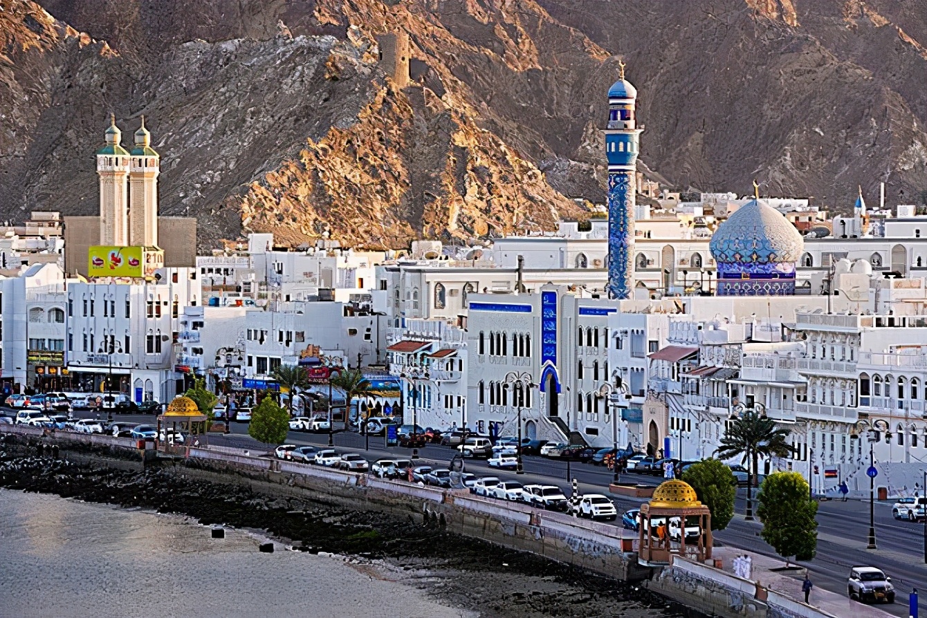 阿曼全称阿曼苏丹国,是阿拉伯半岛上面积第三大的国家,约31万平方