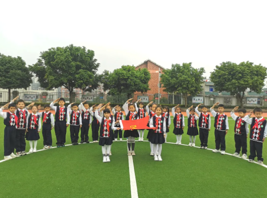 成都市各学校开展“少年先锋队建队日”系列活动