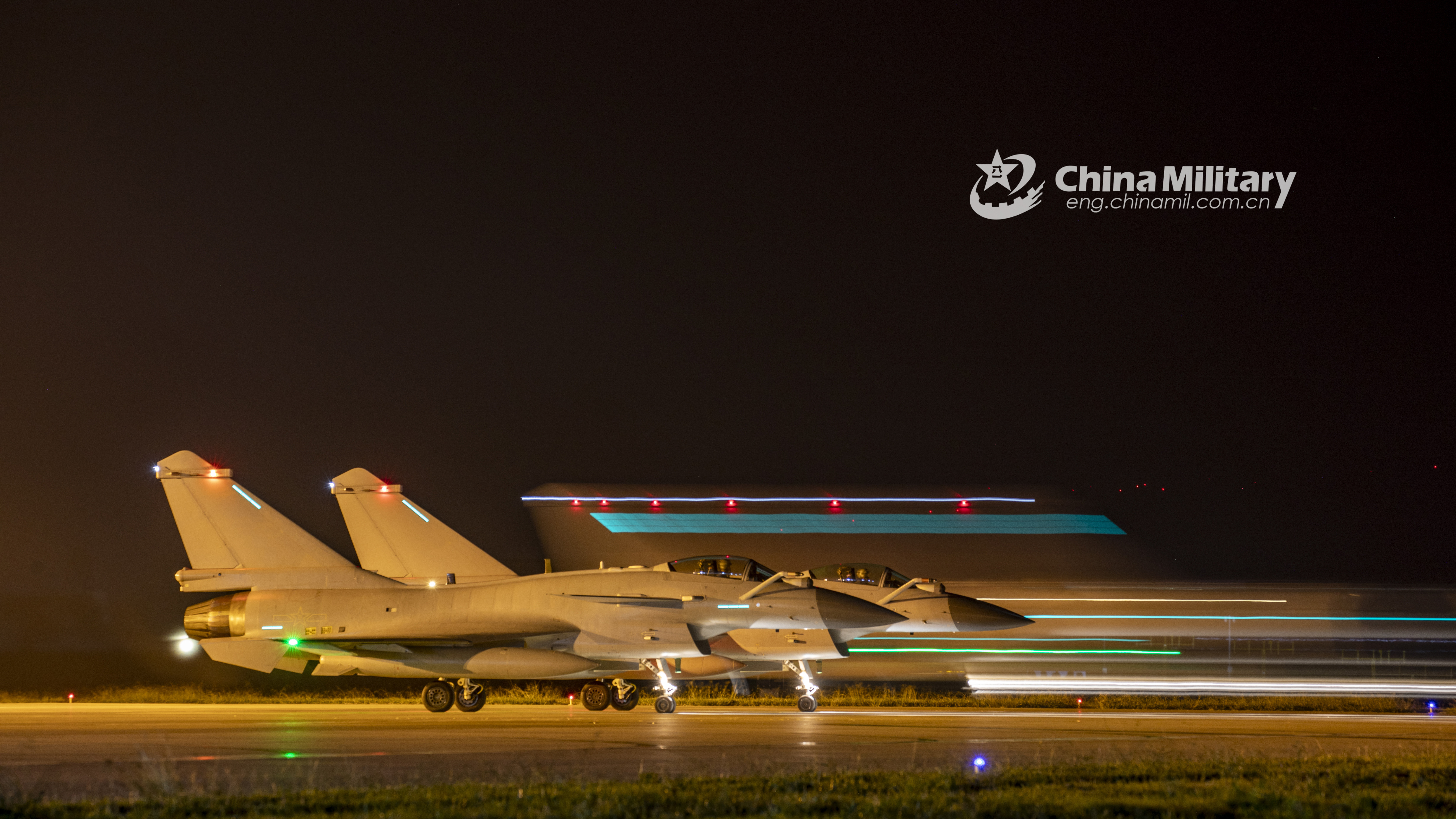 ��ž�3���غ��վ�����������̨��ǰ�̹٣�Ϊ�˷���̨�����ִ��