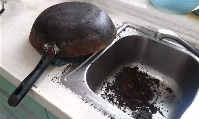 家里锅底“黑垢”硬又脏，用这“3招”对付，洁净无杂质！