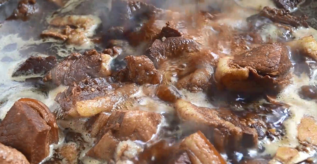 临沂大哥卖接地气小吃，一天120斤就是4盆，5元一个坚持9年不涨钱