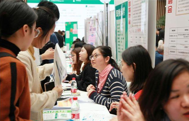 中国邮政秋招开始了，年薪不比其他“铁饭碗”差，专科生也有机会