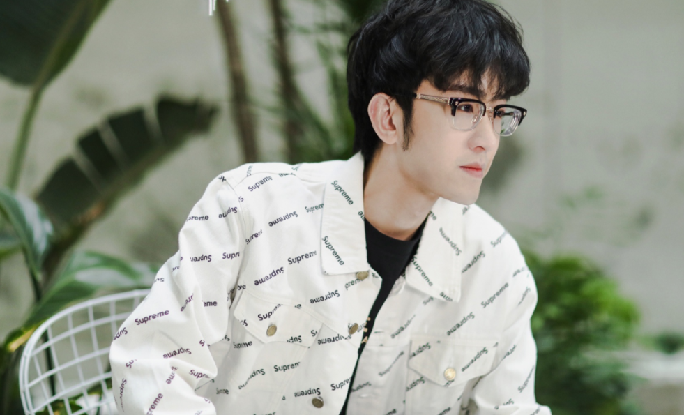 游戏主播怎么赚钱？线上直播花400万做号，一天靠礼物打赏回本