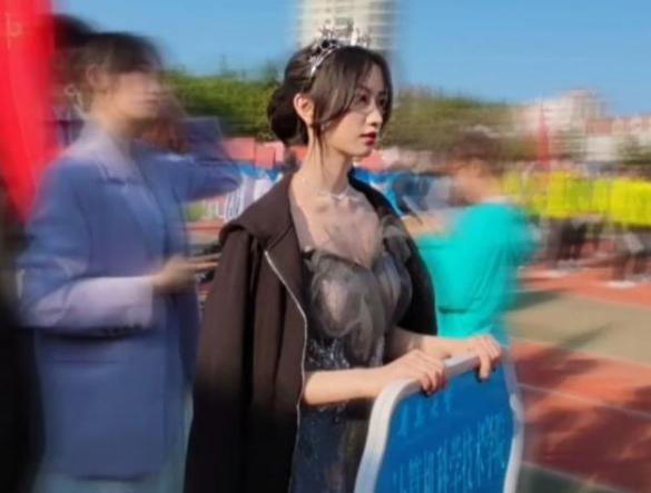 一夜涨粉近50万，青岛大学举牌校花走红，网友：我要上青岛大学