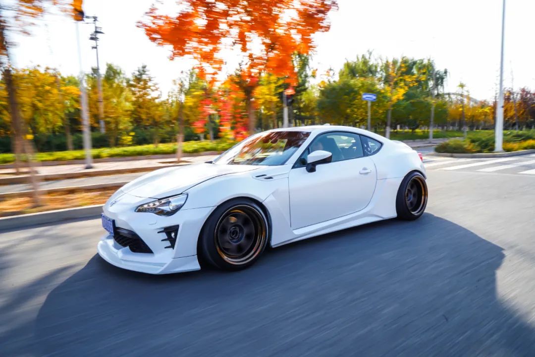 女：什么破车？男：丰田86 yyds！体验它为什么是男生的快乐源泉？