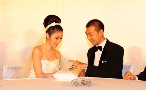 豪门老公独宠29年，掷5600万买豪宅，陈慧琳光鲜亮丽背后藏着秘密