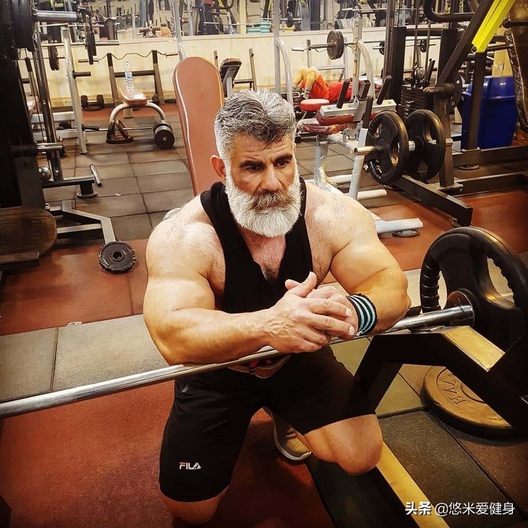伊朗62歲大叔，鬍子發白仍保持健碩肌肉，擁有粗壯手臂力量強大