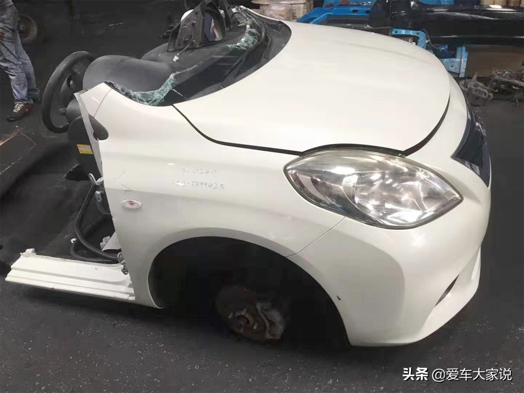 汽车门下缘撞凹变形严重需修复