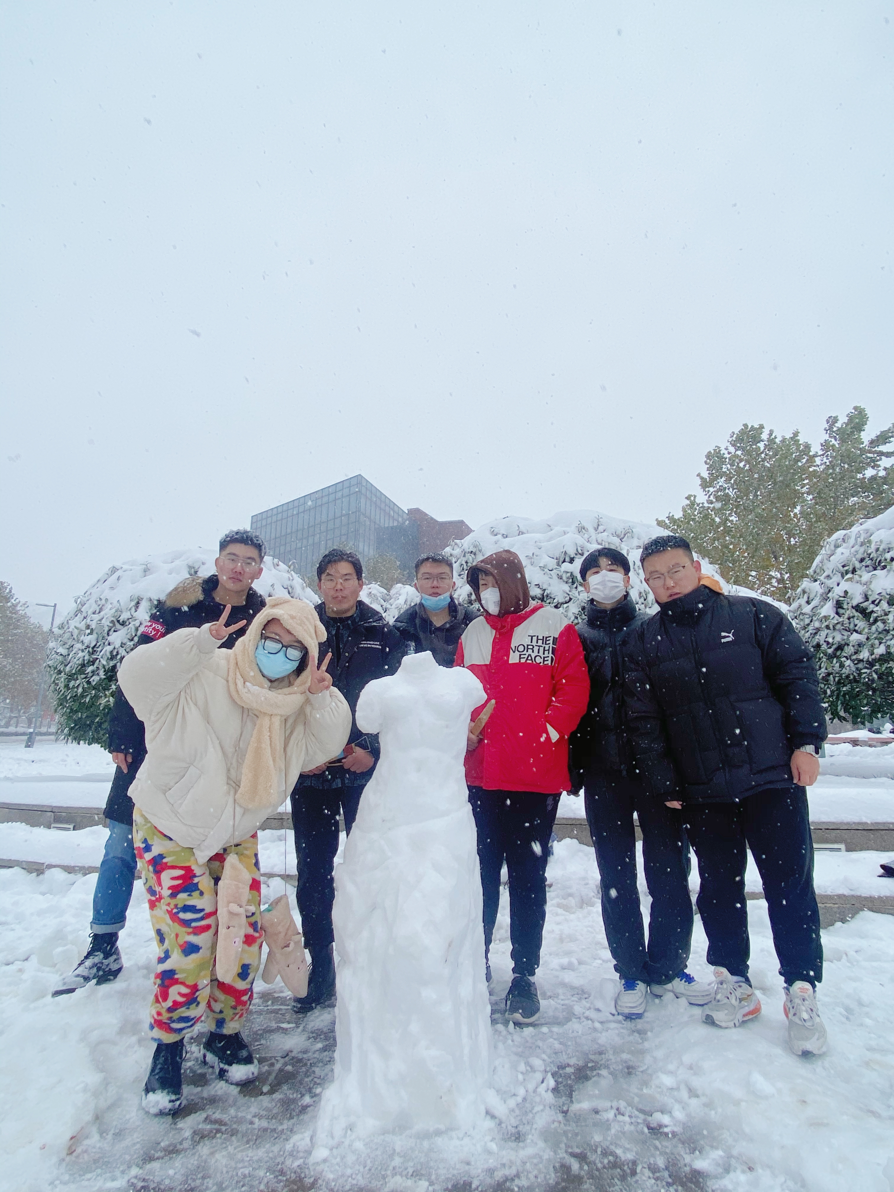 济南一高校学生用雪堆出“断臂的维纳斯”网友：堆雪人都内卷起来了