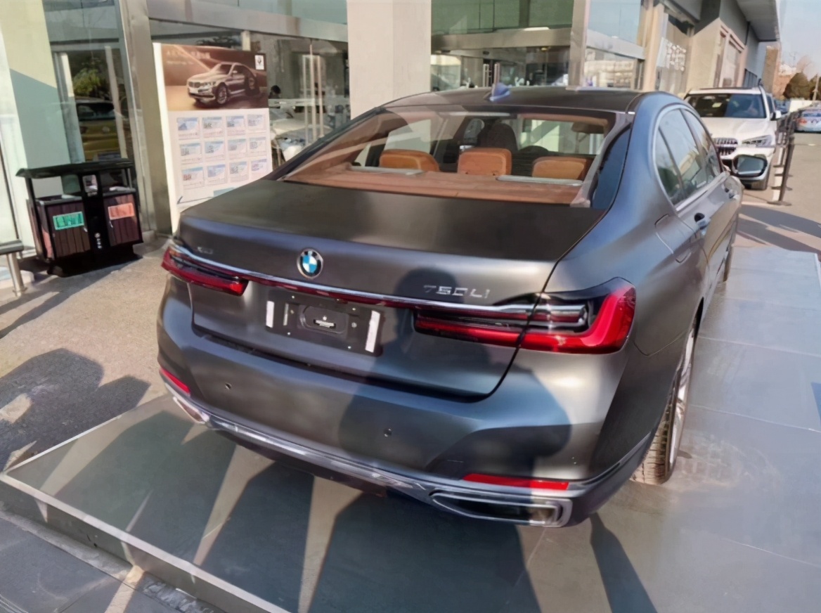 180万元买宝马750,赠十张油卡,车主对宝马大饼轮毂最满意