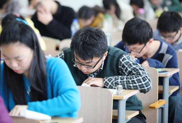 研究生晒“天价学费”，劝退不少寒门学子，家长直言供不起了