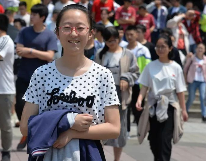 孩子参加高考，家长是否有必要在场外陪考，看看学霸家长咋说