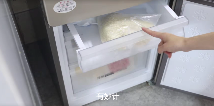 今天才了解，大米里埋几头大蒜，作用真是厉害了，解决家庭大麻烦