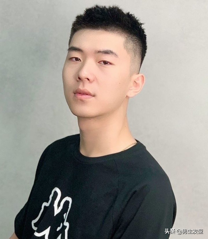 男生冬天值得尝试的3款发型，越剪越帅气，别再乱剪了