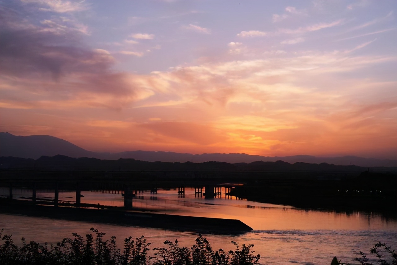 夕阳下的黄昏唯美句子（日落夕阳唯美句子分享）