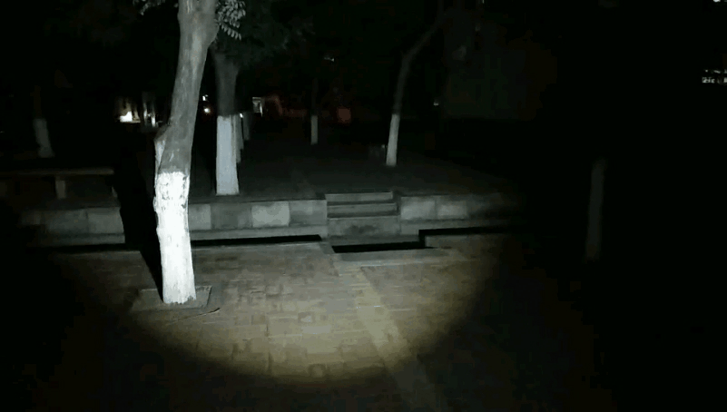 4挡亮度一键操控，更有爆闪和SOS模式，这款会变焦的手电筒真香