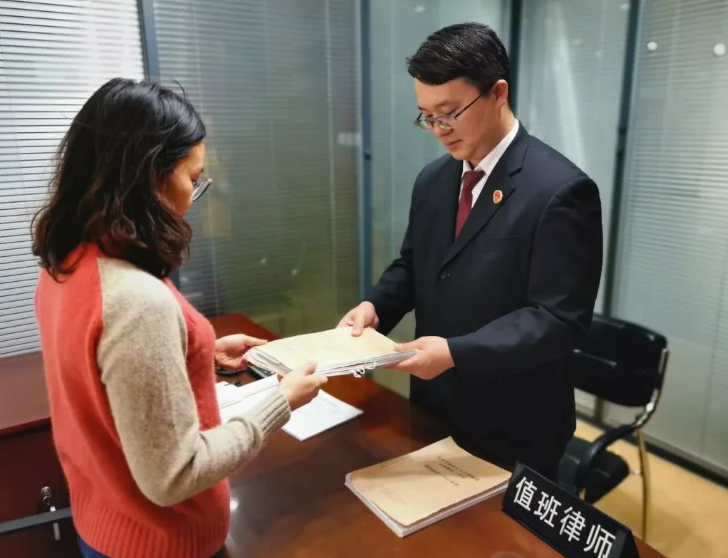 同样是法学生，选择律师事务所和公务员，10年后的差距一目了然