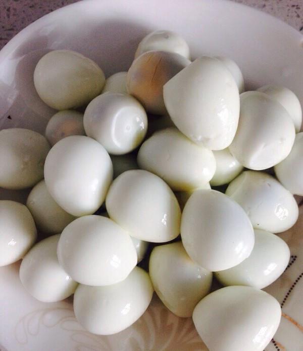 大妈校门口摆摊卖“罕见小吃”，价格便宜，每次都要排长队购买