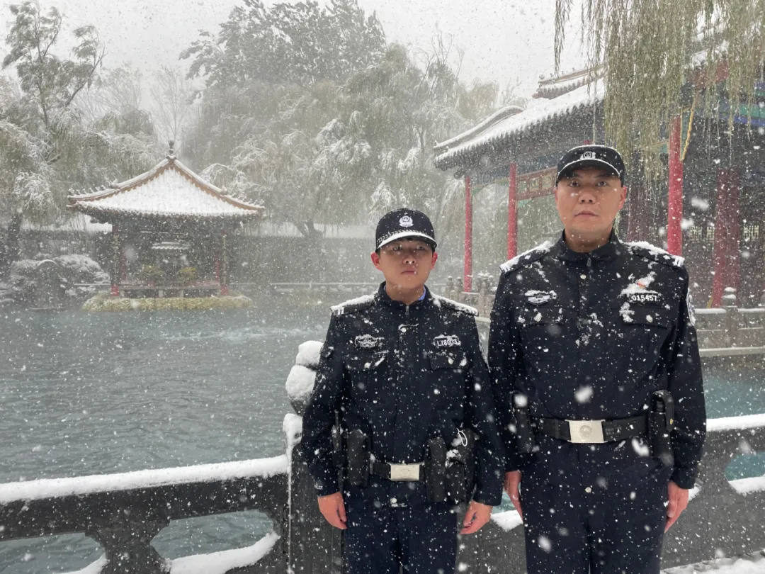 雨雪中的守护：济南公安化身成为风雪中的最美警色