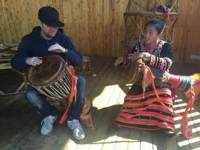 在云南生活14年的英国人，让山人乐队红遍海外的“幕后者”