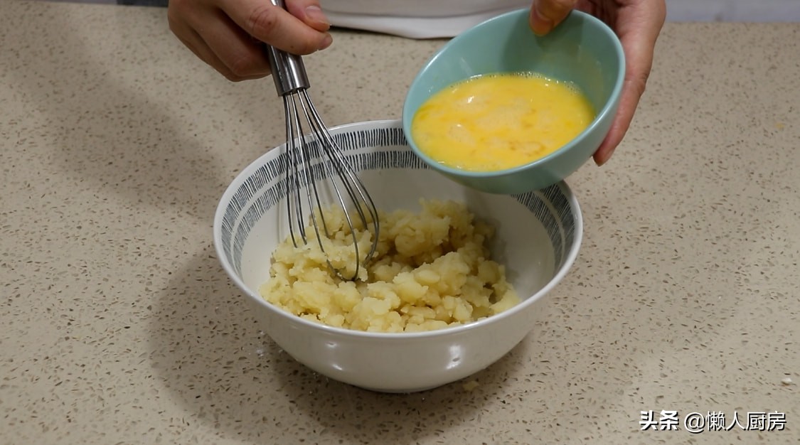 外国人最爱吃的小油条，我不用油炸的方法，吃起来外酥里软