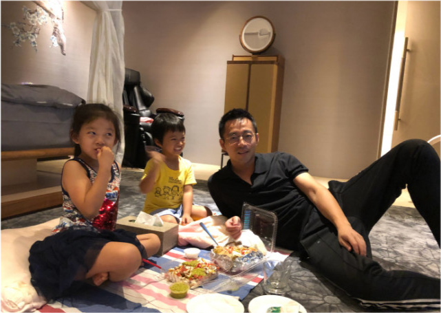 “曲终人散”的人生：大S一家忙着晒幸福，汪小菲满脸憔悴又孤单