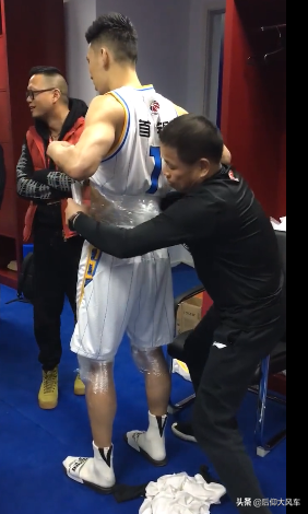 nba运动员为什么裹冰袋(心疼书豪！场上不断被侵犯，场下全身挂满冰袋，这只是赛季刚开始)