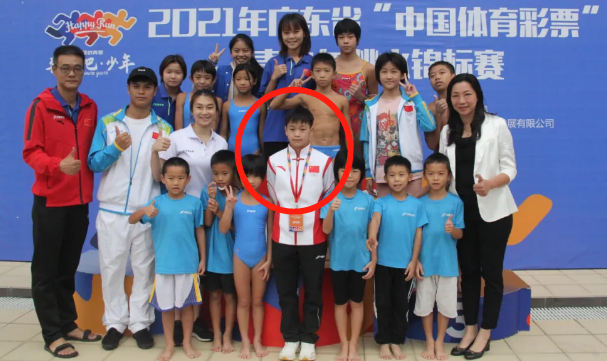 全红婵好忙！又飞回广东，第2次当颁奖嘉宾，比后辈们高出一头