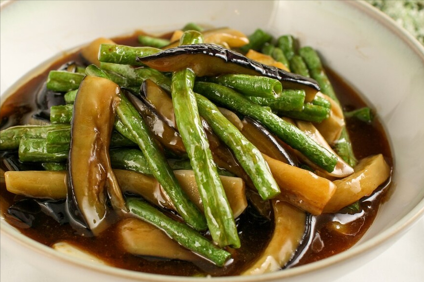 炒茄子切忌直接下油锅，厨师长教你一招，炒出来不发黑也不油腻