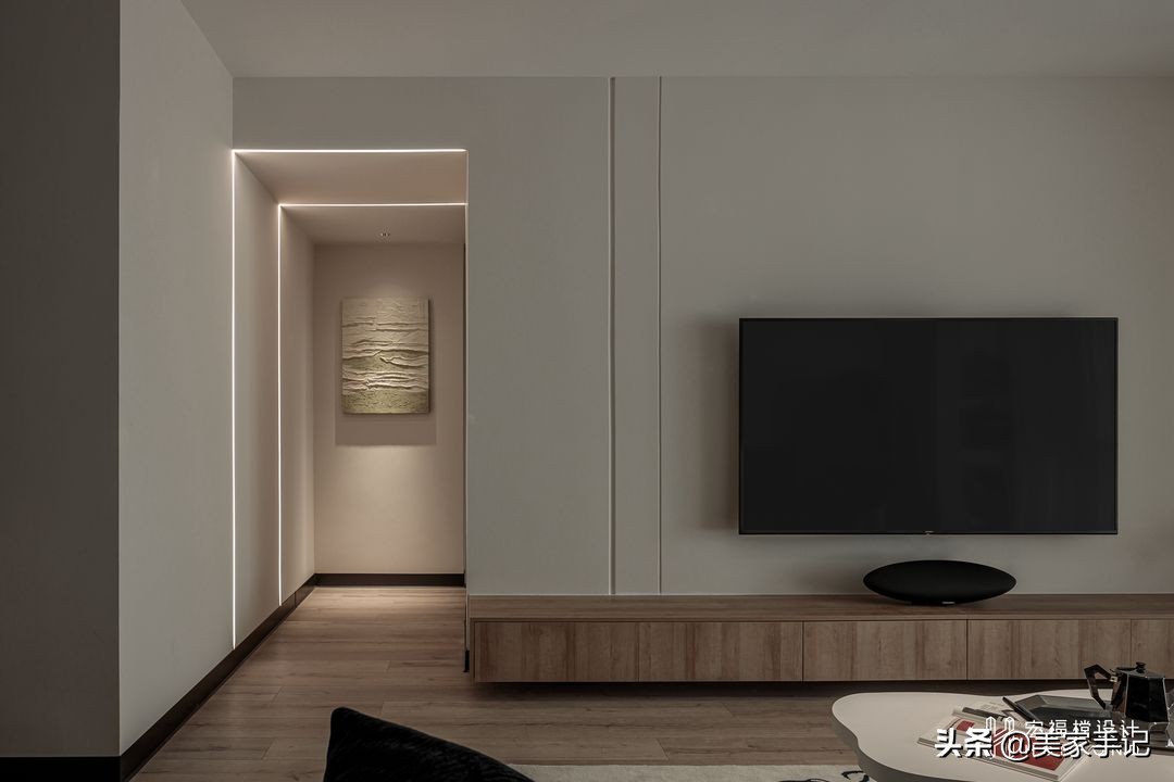 成都夫妻家中的高级场面：坚持沙发不靠墙，全屋寂静风！太有品味
