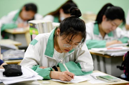 610分排名倒数第3，河南学霸班“凡尔赛”，全班过重点一本线