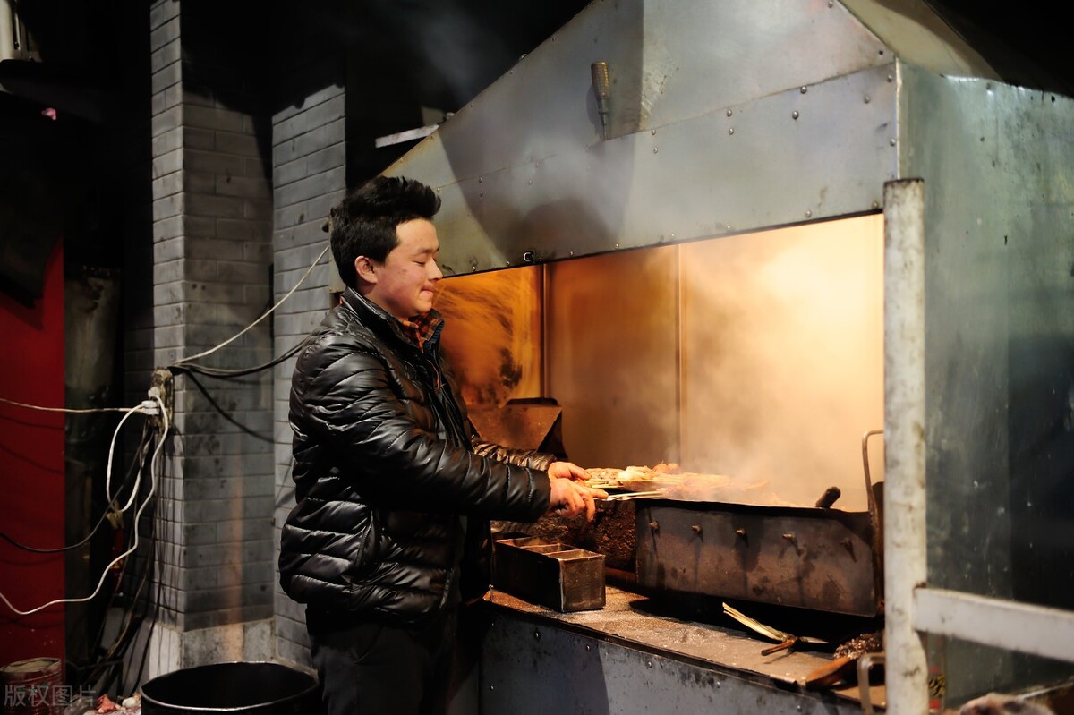 吉林老板开大排档，利用“美色”营销，一年收款200万，套路易学