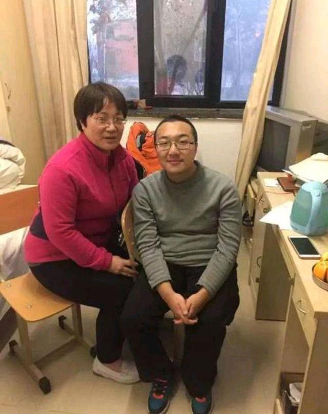 甘肃小伙高考648分，带母亲上清华4年，最后实现人生理想
