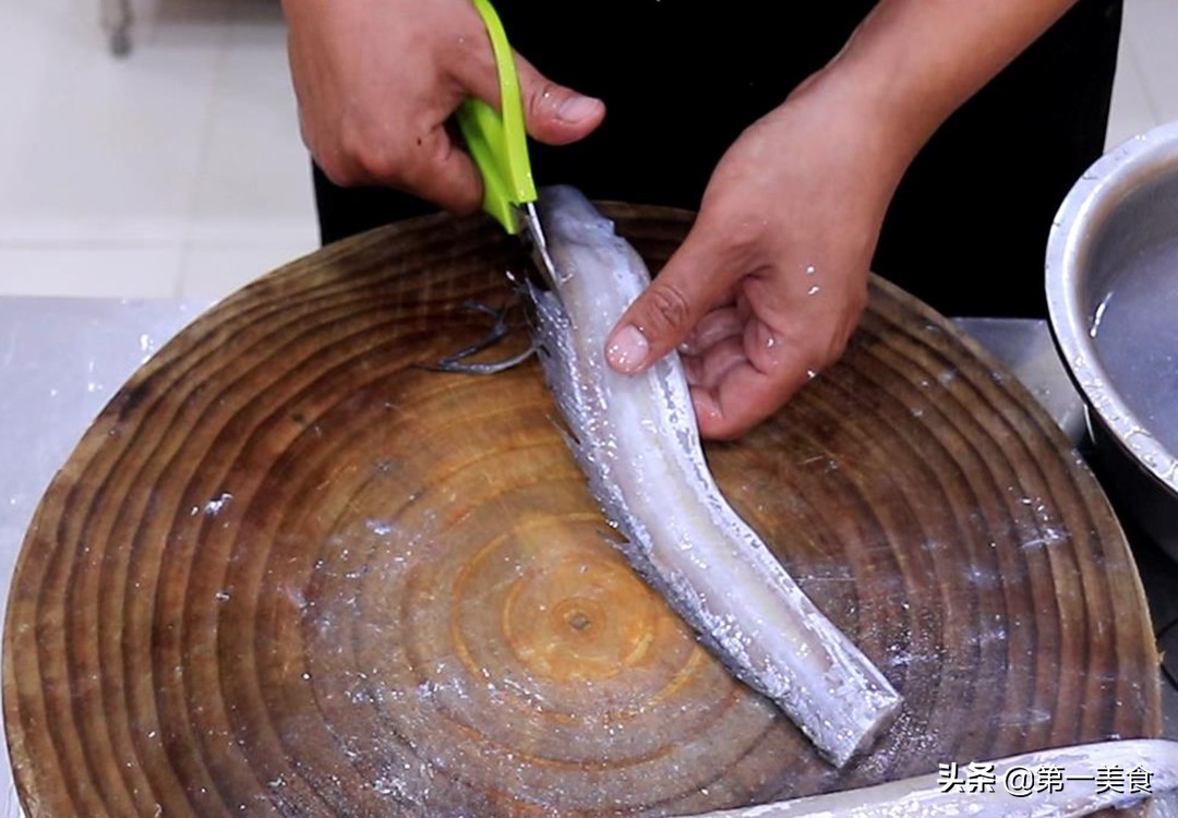 带鱼怎么做才好吃，厨师长分享饭店秘制做法，鲜香入味，酱香浓郁