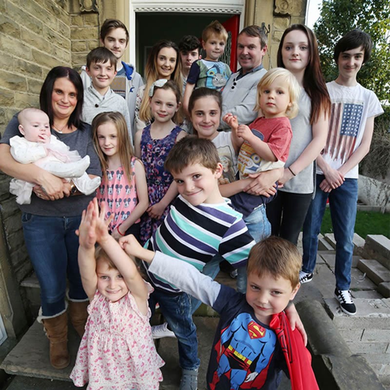 英国夫妻31年生下22个娃，现已有6个孙辈，晚年的快乐无法想象