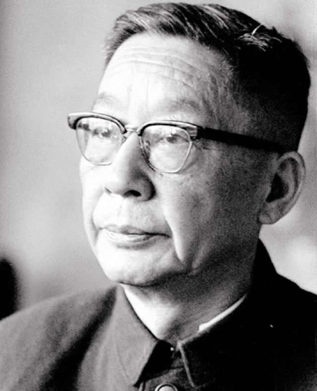 泰山上“虫二”两字，日本专家研究了十年，郭沫若一笑破解谜底