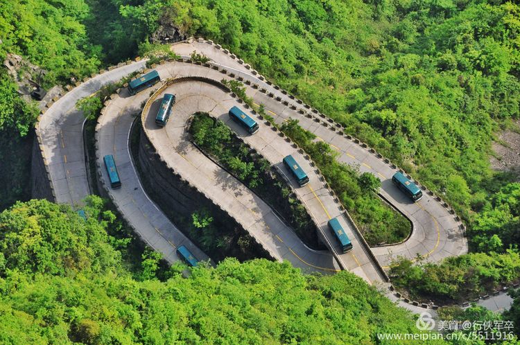 玉壶峰下松涛起，天界佛国掸尘埃！走遍千山万岭，唯天门山独有