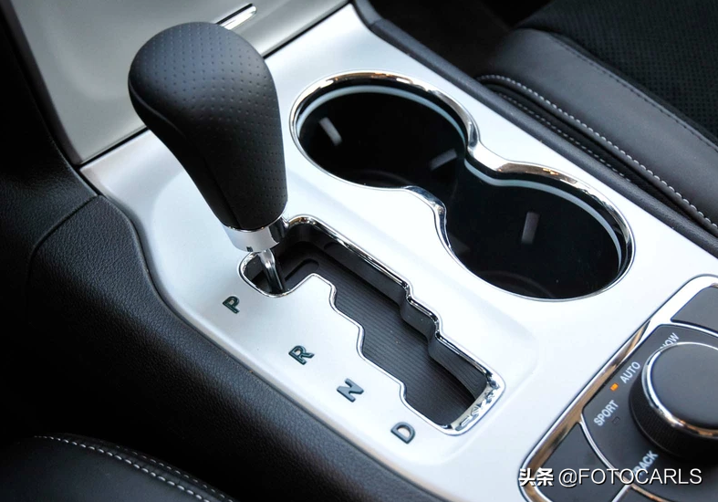 Jeep大切诺基6.4L SRT8实拍，百公里不到5秒，售价近120万的灭霸